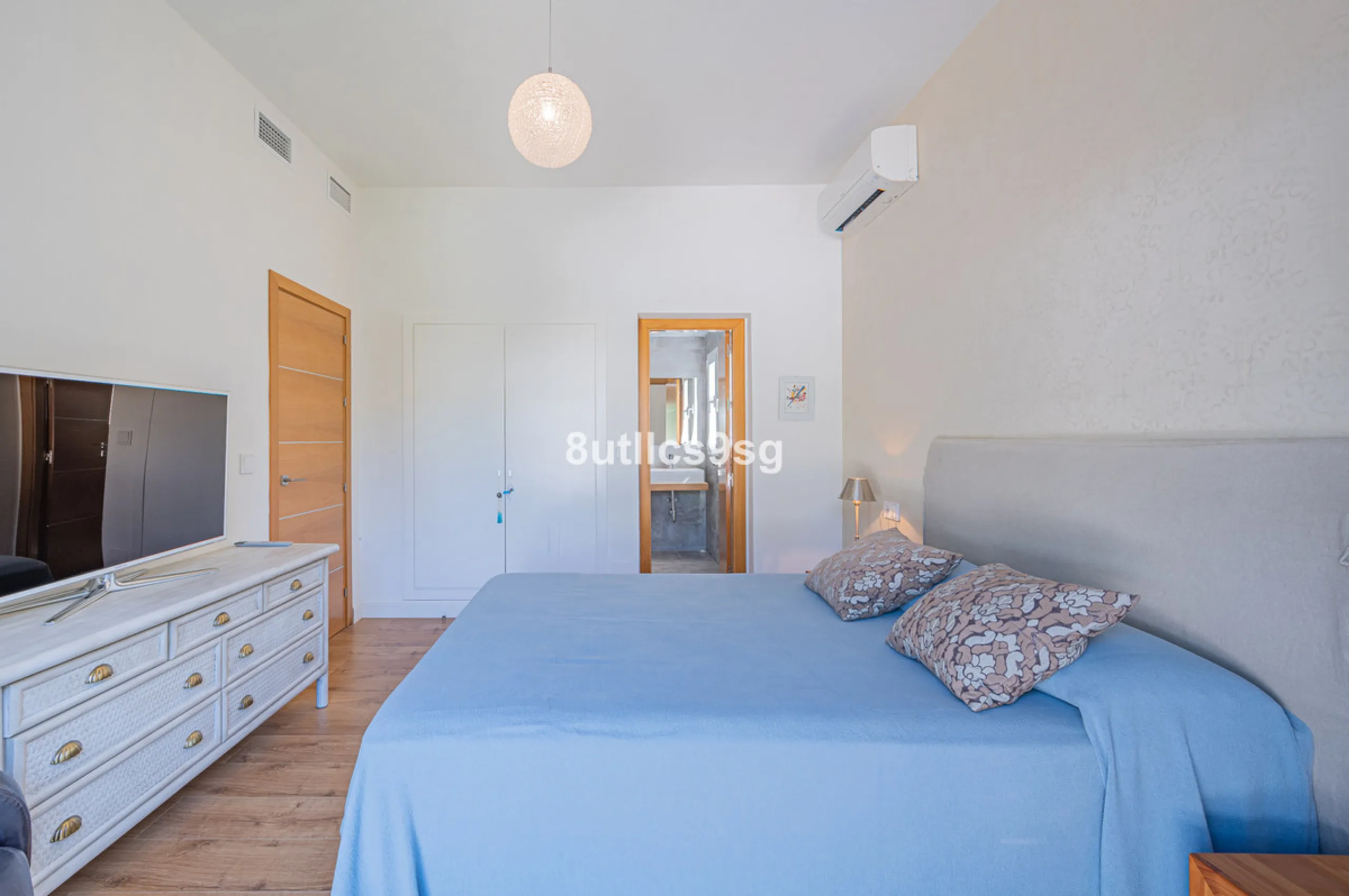 Recently renovated villa, located in a gated and guarded urbanization, in the Las Brisas Golf area, in Nueva Andalucía, Marbella, with a lot of character and personality.