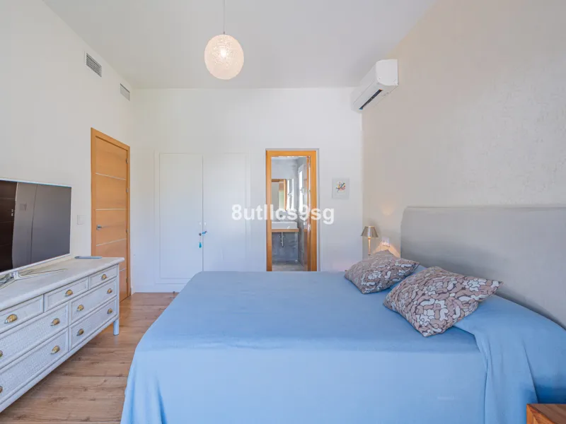 Recently renovated villa, located in a gated and guarded urbanization, in the Las Brisas Golf area, in Nueva Andalucía, Marbella, with a lot of character and personality.
