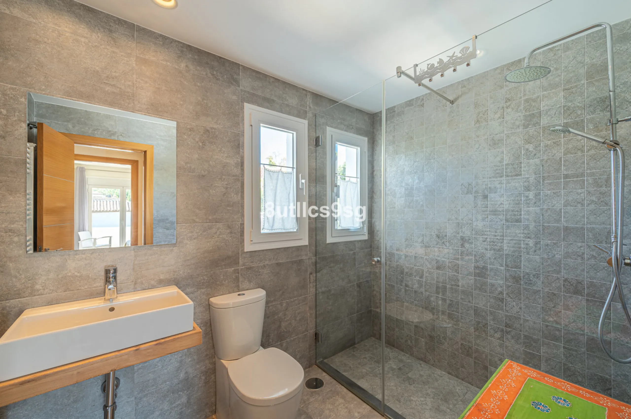 Recently renovated villa, located in a gated and guarded urbanization, in the Las Brisas Golf area, in Nueva Andalucía, Marbella, with a lot of character and personality.