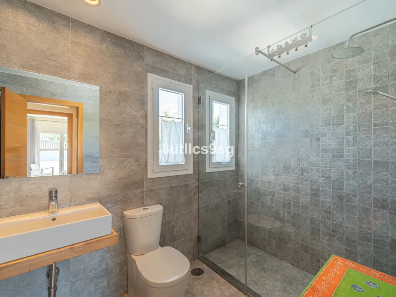 Recently renovated villa, located in a gated and guarded urbanization, in the Las Brisas Golf area, in Nueva Andalucía, Marbella, with a lot of character and personality.