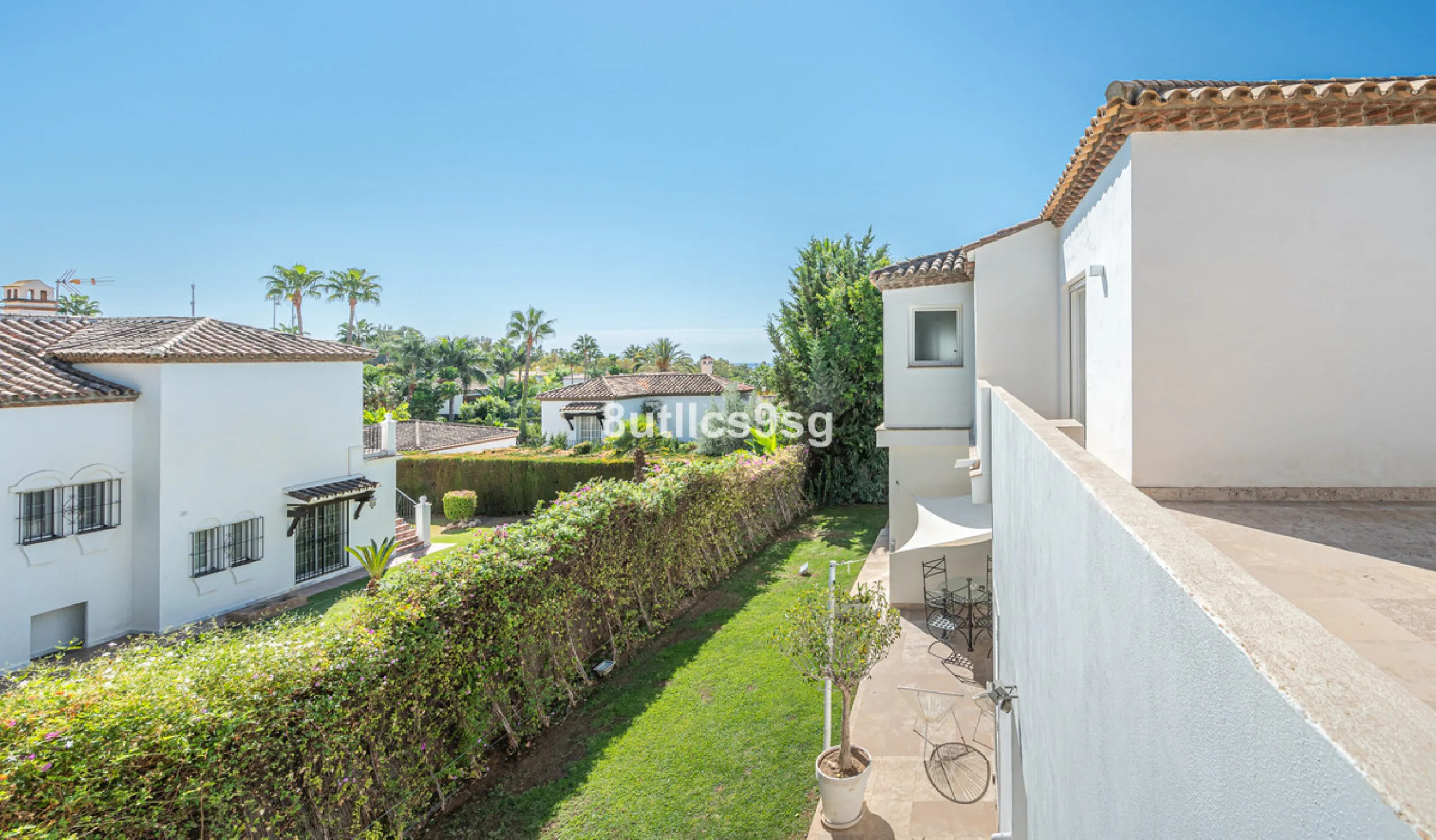 Recently renovated villa, located in a gated and guarded urbanization, in the Las Brisas Golf area, in Nueva Andalucía, Marbella, with a lot of character and personality.