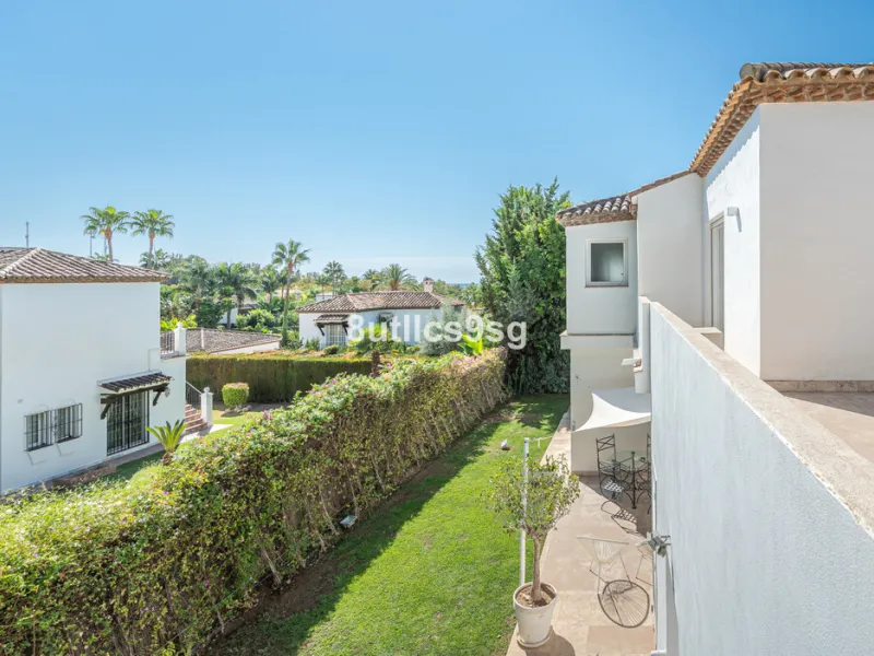 Recently renovated villa, located in a gated and guarded urbanization, in the Las Brisas Golf area, in Nueva Andalucía, Marbella, with a lot of character and personality.