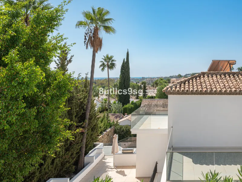 Recently renovated villa, located in a gated and guarded urbanization, in the Las Brisas Golf area, in Nueva Andalucía, Marbella, with a lot of character and personality.