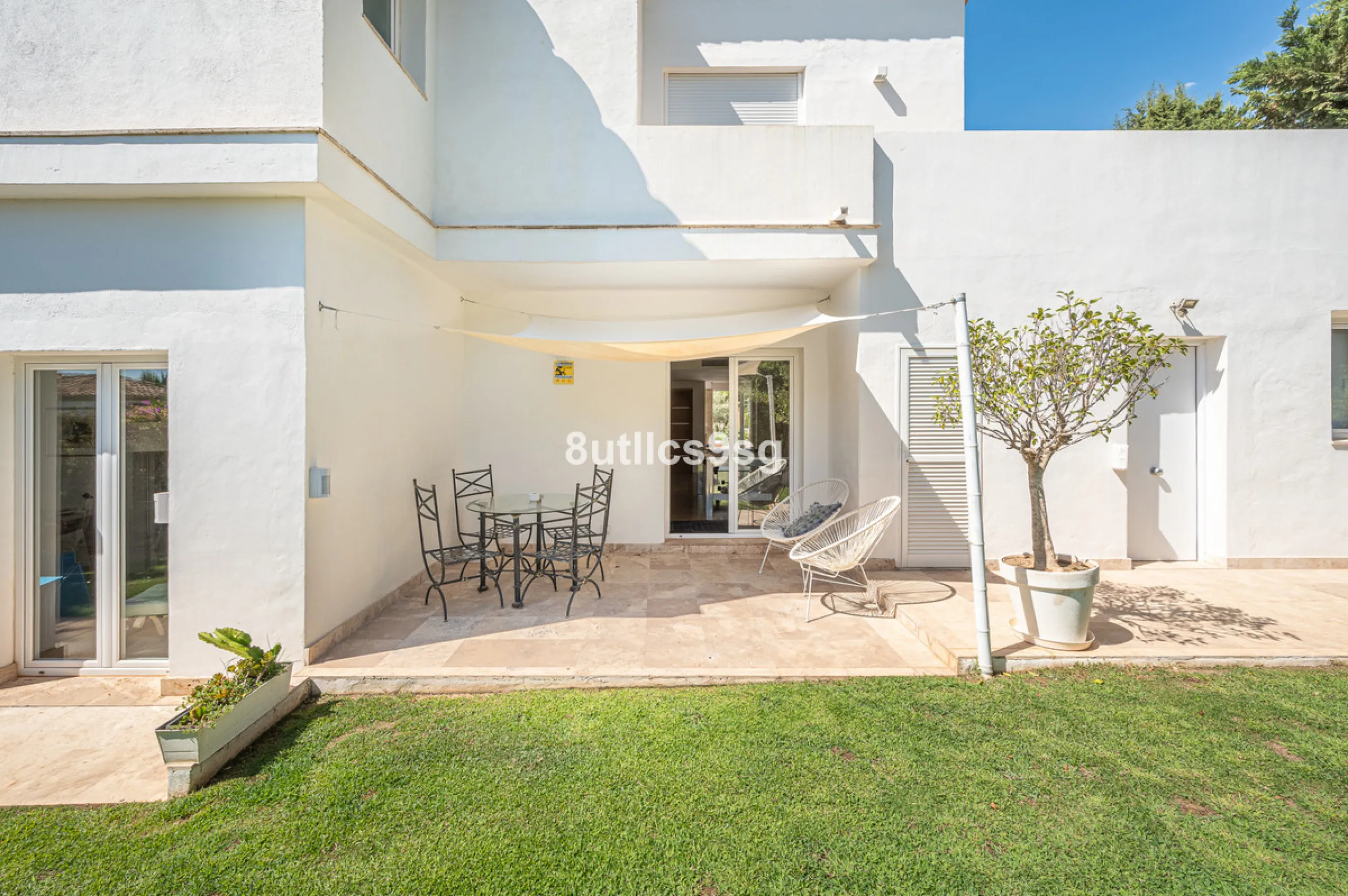 Recently renovated villa, located in a gated and guarded urbanization, in the Las Brisas Golf area, in Nueva Andalucía, Marbella, with a lot of character and personality.
