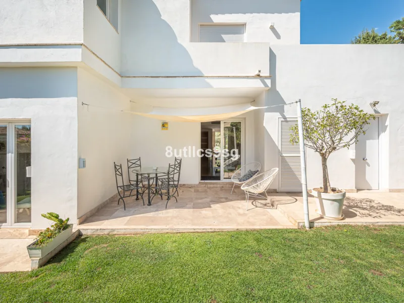 Recently renovated villa, located in a gated and guarded urbanization, in the Las Brisas Golf area, in Nueva Andalucía, Marbella, with a lot of character and personality.
