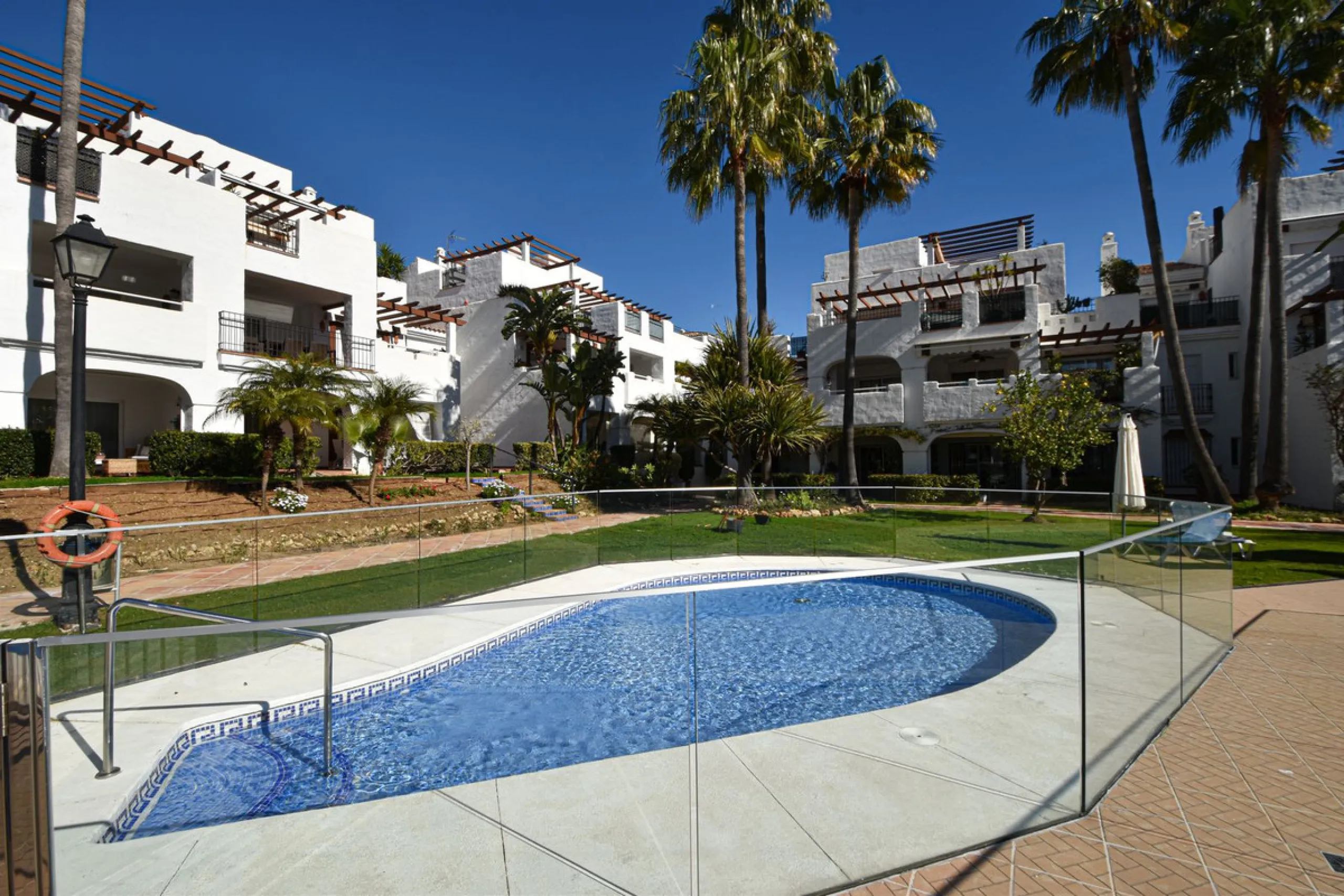 Entdecken Sie diese fantastische Wohnung an der Strandpromenade von San Pedro de Alcántara/Nueva Alcántara, einer der begehrtesten Gegenden von Marbella, nur wenige Schritte vom Meer und der Uferpromenade entfernt