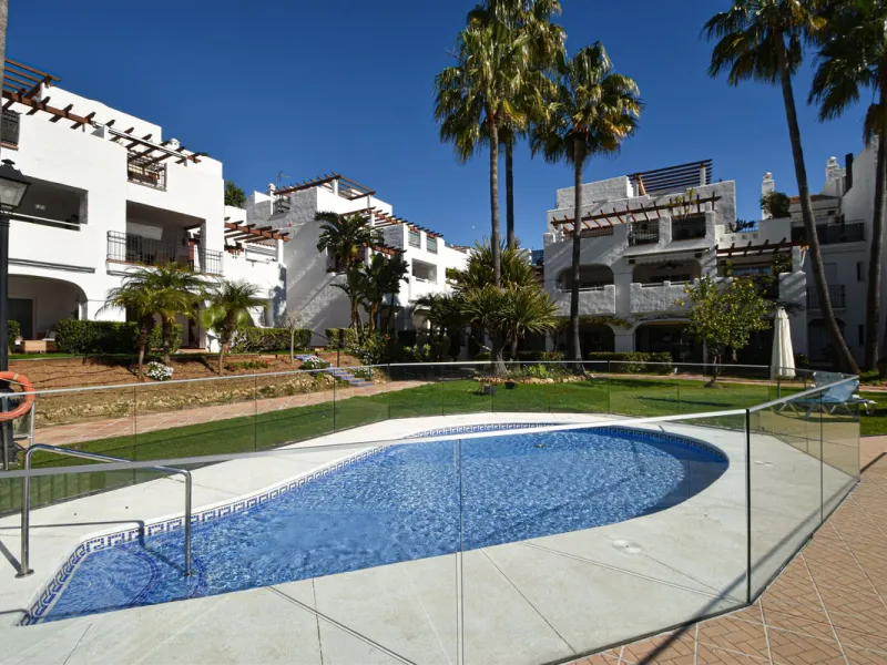 Entdecken Sie diese fantastische Wohnung an der Strandpromenade von San Pedro de Alcántara/Nueva Alcántara, einer der begehrtesten Gegenden von Marbella, nur wenige Schritte vom Meer und der Uferpromenade entfernt