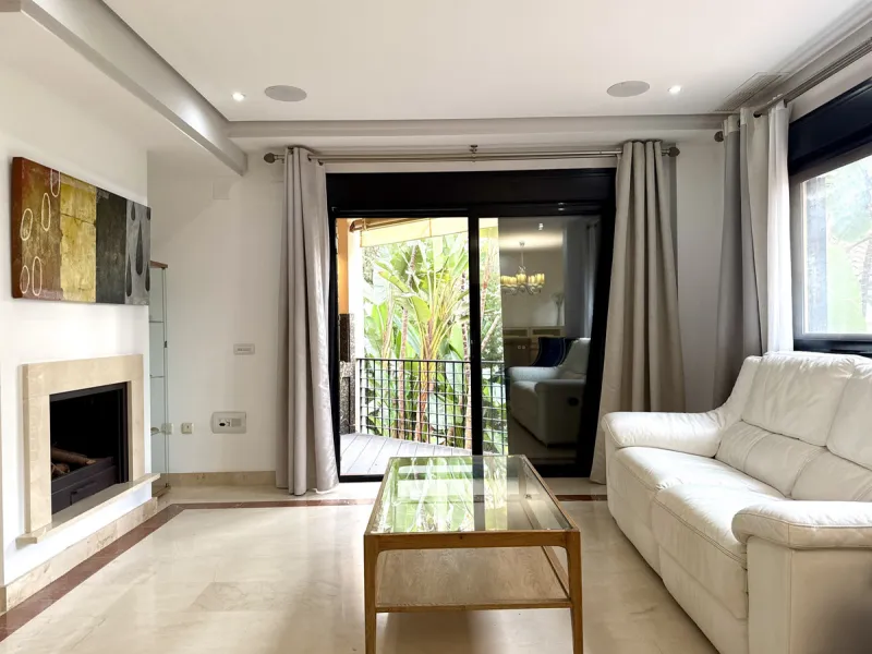 This well-presented apartment is located in the popular Las Mimosas complex in Marbella – Puerto Banús, one of the area's most desirable locations. The property offers two good-sized bedrooms and two bathrooms, making it suitable as a permanent home, holi
