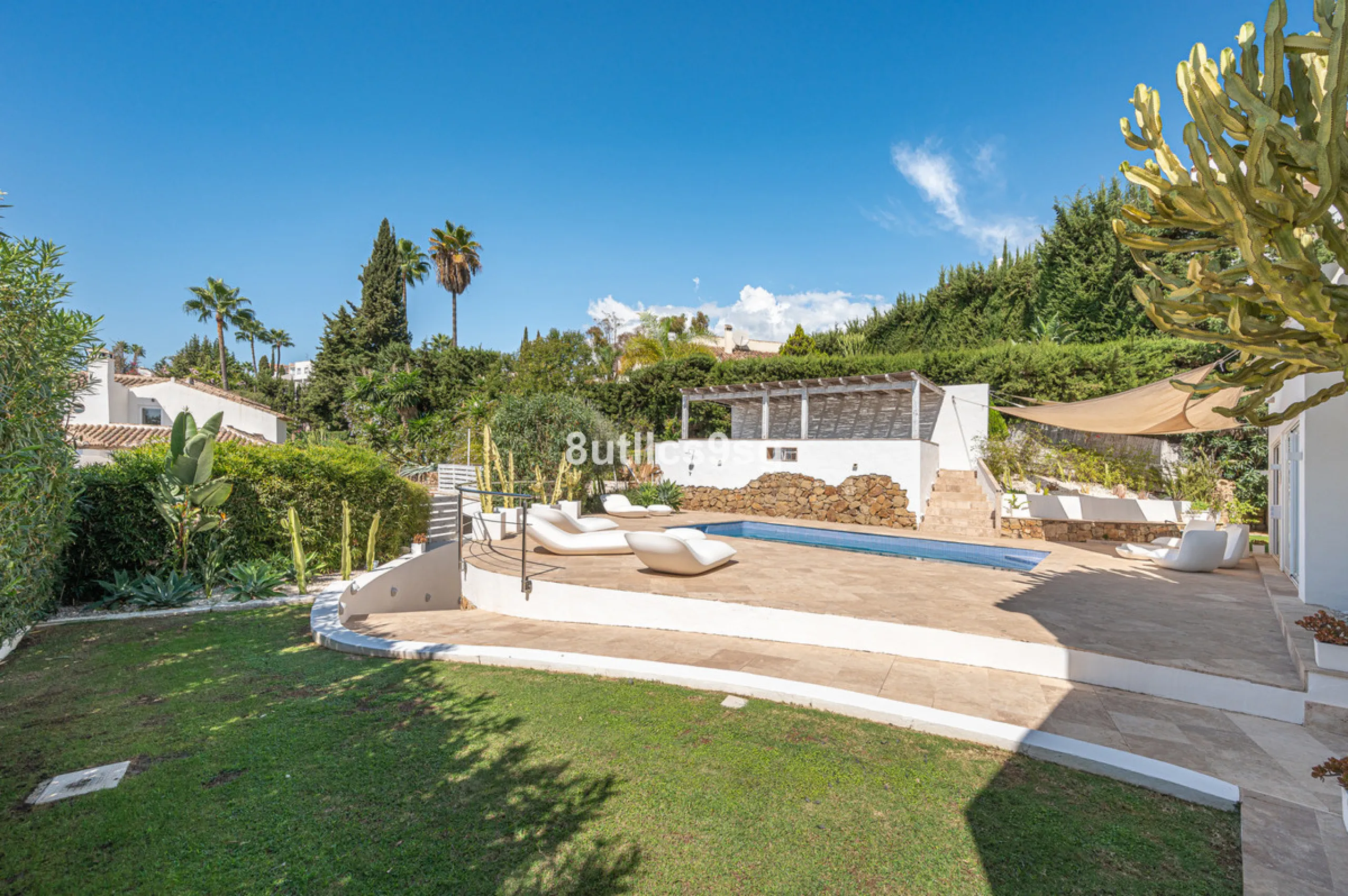 Recently renovated villa, located in a gated and guarded urbanization, in the Las Brisas Golf area, in Nueva Andalucía, Marbella, with a lot of character and personality.