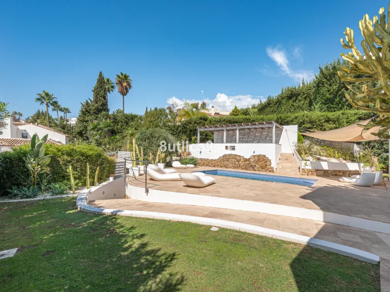 Recently renovated villa, located in a gated and guarded urbanization, in the Las Brisas Golf area, in Nueva Andalucía, Marbella, with a lot of character and personality.