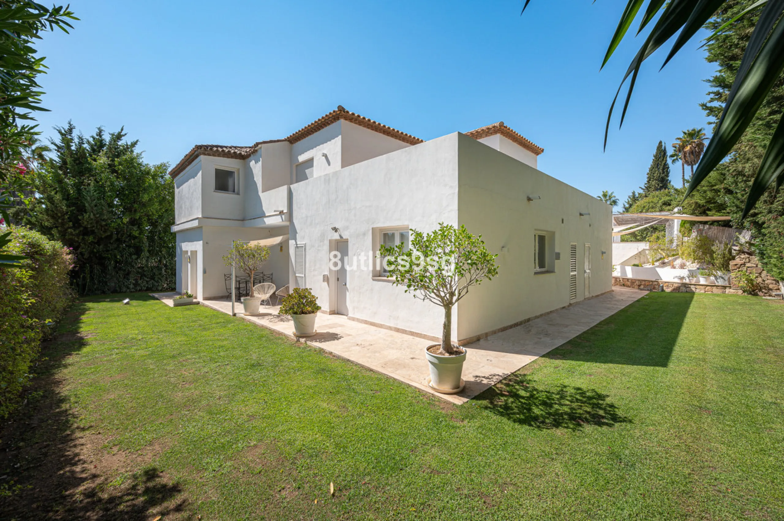 Recently renovated villa, located in a gated and guarded urbanization, in the Las Brisas Golf area, in Nueva Andalucía, Marbella, with a lot of character and personality.