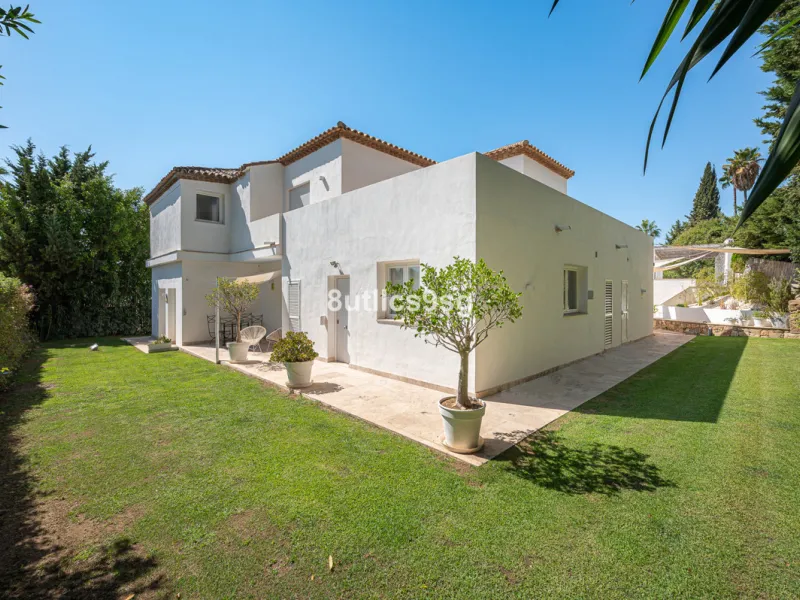 Recently renovated villa, located in a gated and guarded urbanization, in the Las Brisas Golf area, in Nueva Andalucía, Marbella, with a lot of character and personality.