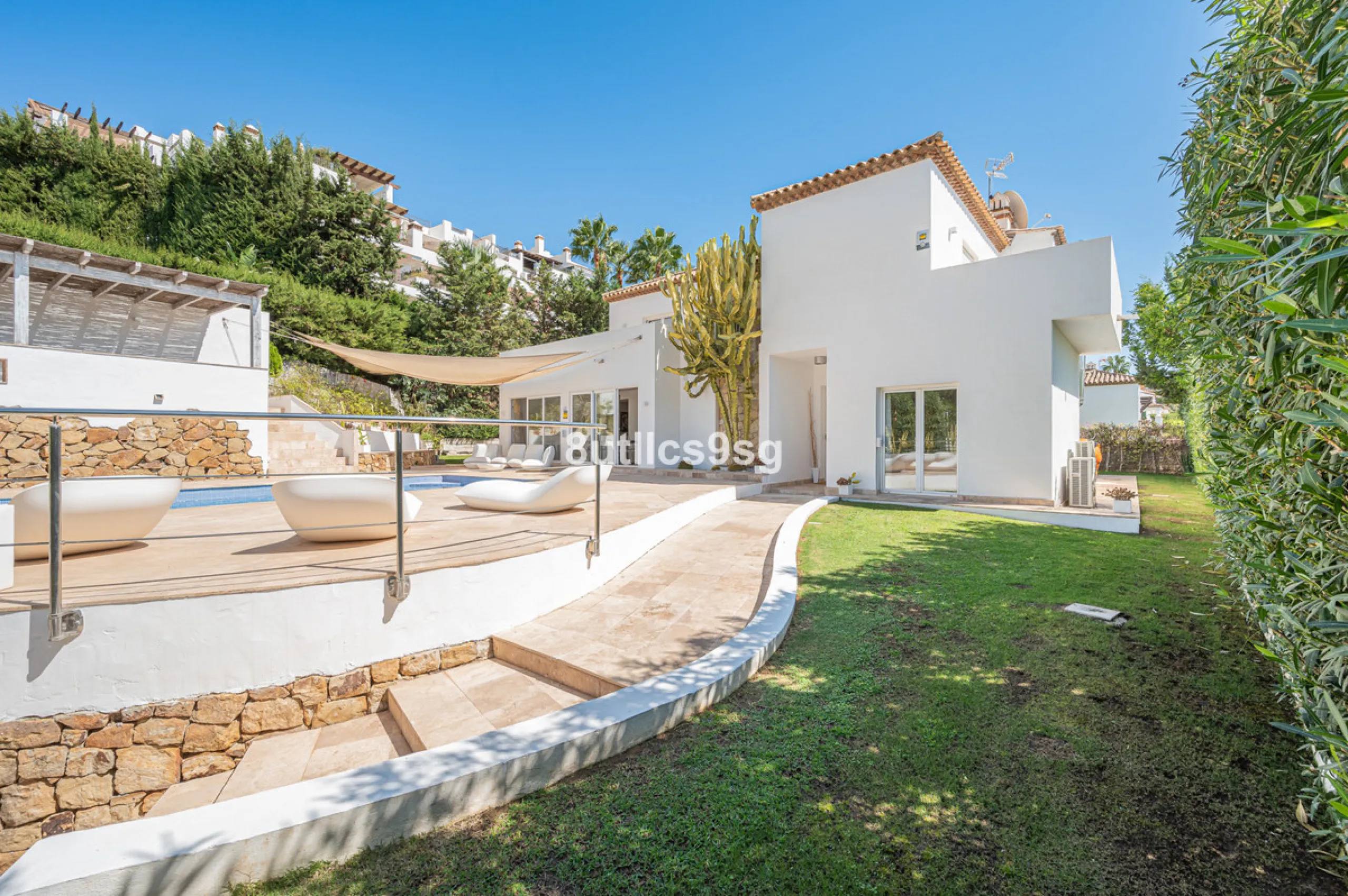 Recently renovated villa, located in a gated and guarded urbanization, in the Las Brisas Golf area, in Nueva Andalucía, Marbella, with a lot of character and personality.