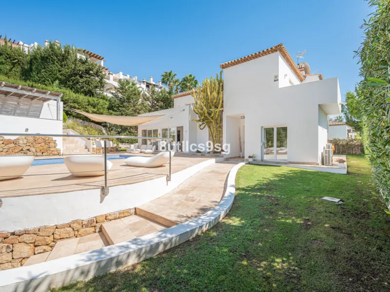 Recently renovated villa, located in a gated and guarded urbanization, in the Las Brisas Golf area, in Nueva Andalucía, Marbella, with a lot of character and personality.