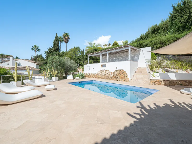 Recently renovated villa, located in a gated and guarded urbanization, in the Las Brisas Golf area, in Nueva Andalucía, Marbella, with a lot of character and personality.