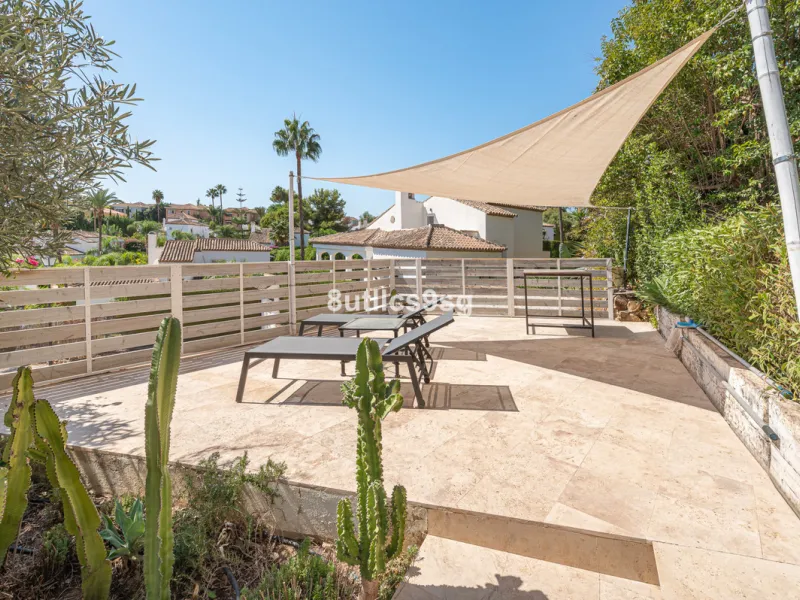 Recently renovated villa, located in a gated and guarded urbanization, in the Las Brisas Golf area, in Nueva Andalucía, Marbella, with a lot of character and personality.