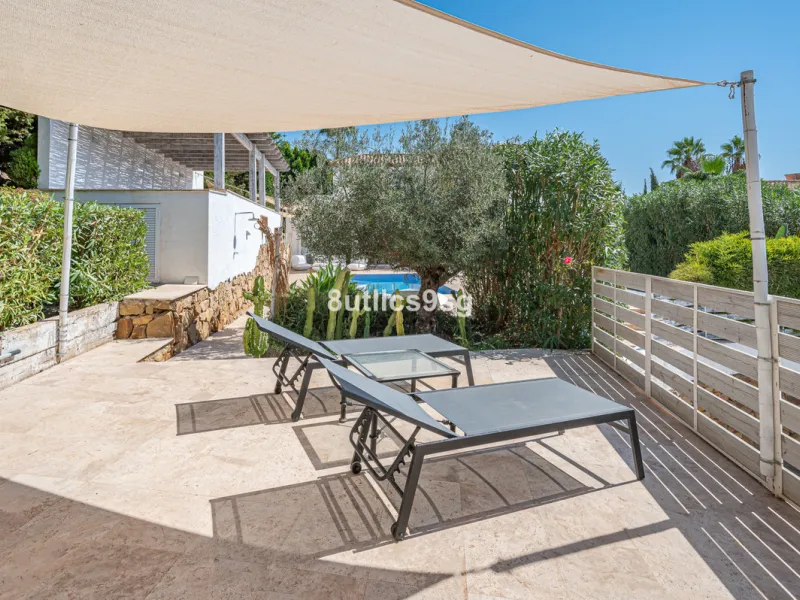 Recently renovated villa, located in a gated and guarded urbanization, in the Las Brisas Golf area, in Nueva Andalucía, Marbella, with a lot of character and personality.