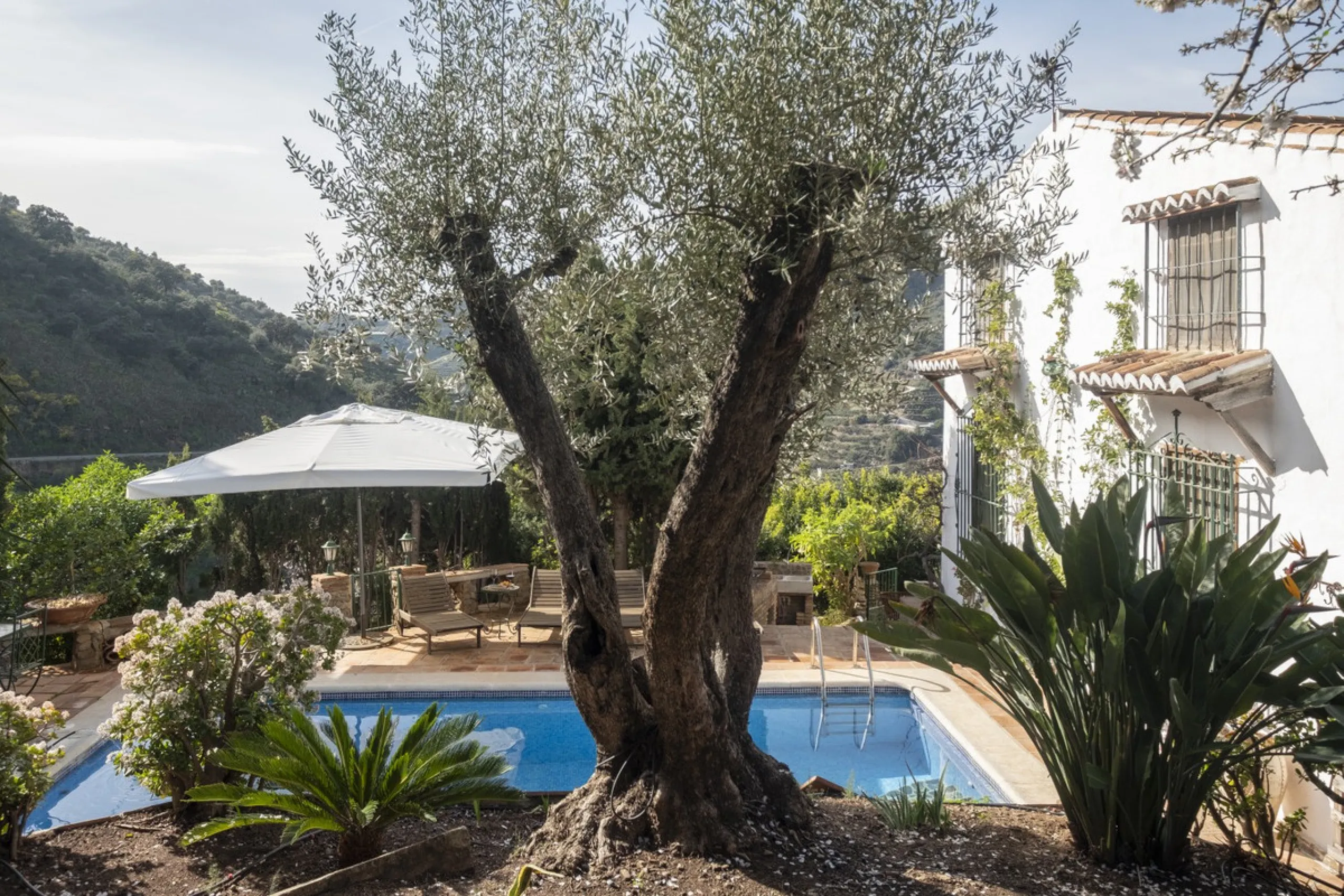 A property with charm, soul and tradition, surrounded by nature on all four sides and with panoramic views to the southwest, the valley and the surrounding mountains. It consists of two floors. The current owner built it to his liking in 1996, with top qu