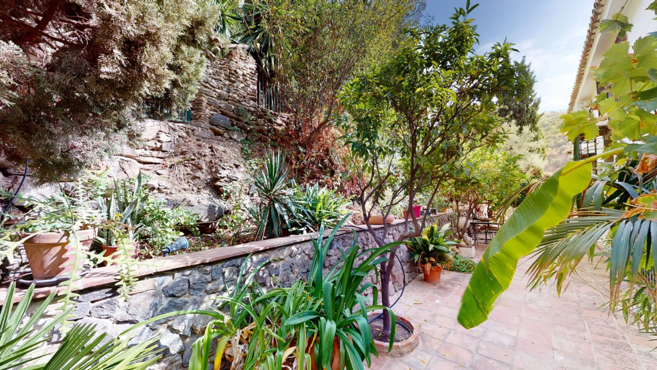 A property with charm, soul and tradition, surrounded by nature on all four sides and with panoramic views to the southwest, the valley and the surrounding mountains. It consists of two floors. The current owner built it to his liking in 1996, with top qu