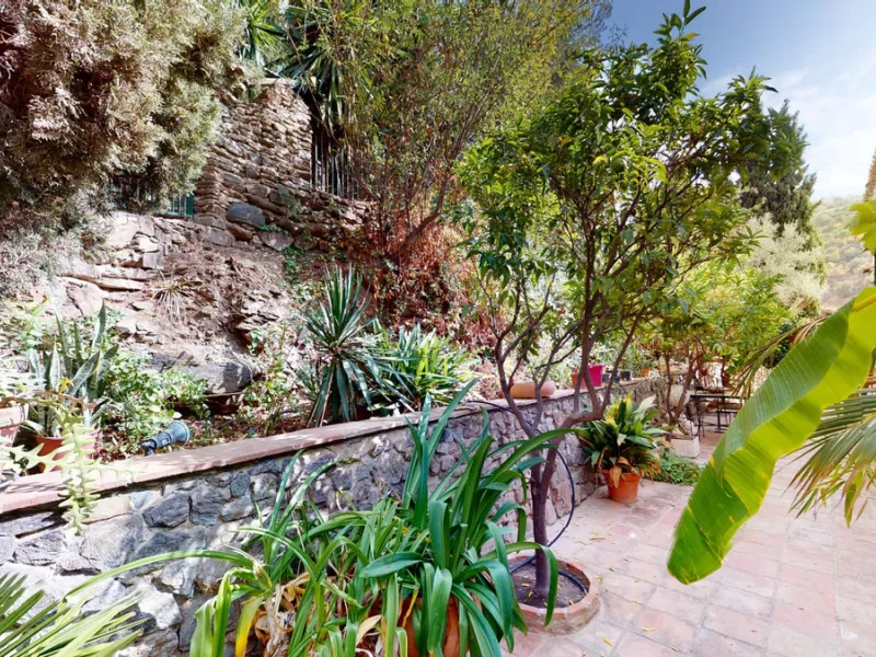 A property with charm, soul and tradition, surrounded by nature on all four sides and with panoramic views to the southwest, the valley and the surrounding mountains. It consists of two floors. The current owner built it to his liking in 1996, with top qu
