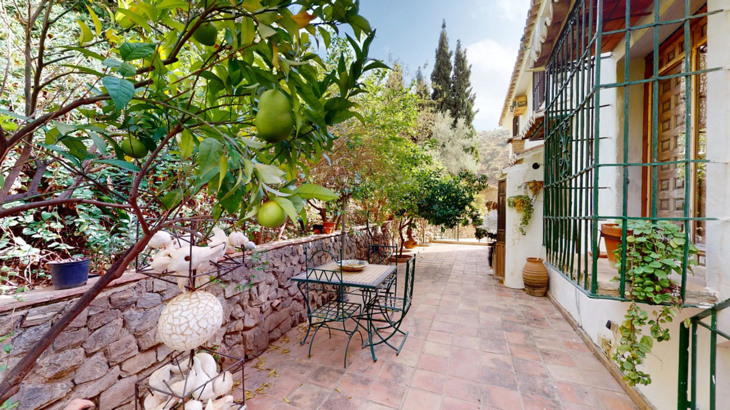 A property with charm, soul and tradition, surrounded by nature on all four sides and with panoramic views to the southwest, the valley and the surrounding mountains. It consists of two floors. The current owner built it to his liking in 1996, with top qu