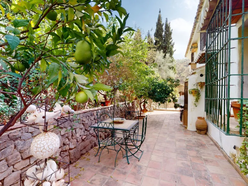 A property with charm, soul and tradition, surrounded by nature on all four sides and with panoramic views to the southwest, the valley and the surrounding mountains. It consists of two floors. The current owner built it to his liking in 1996, with top qu