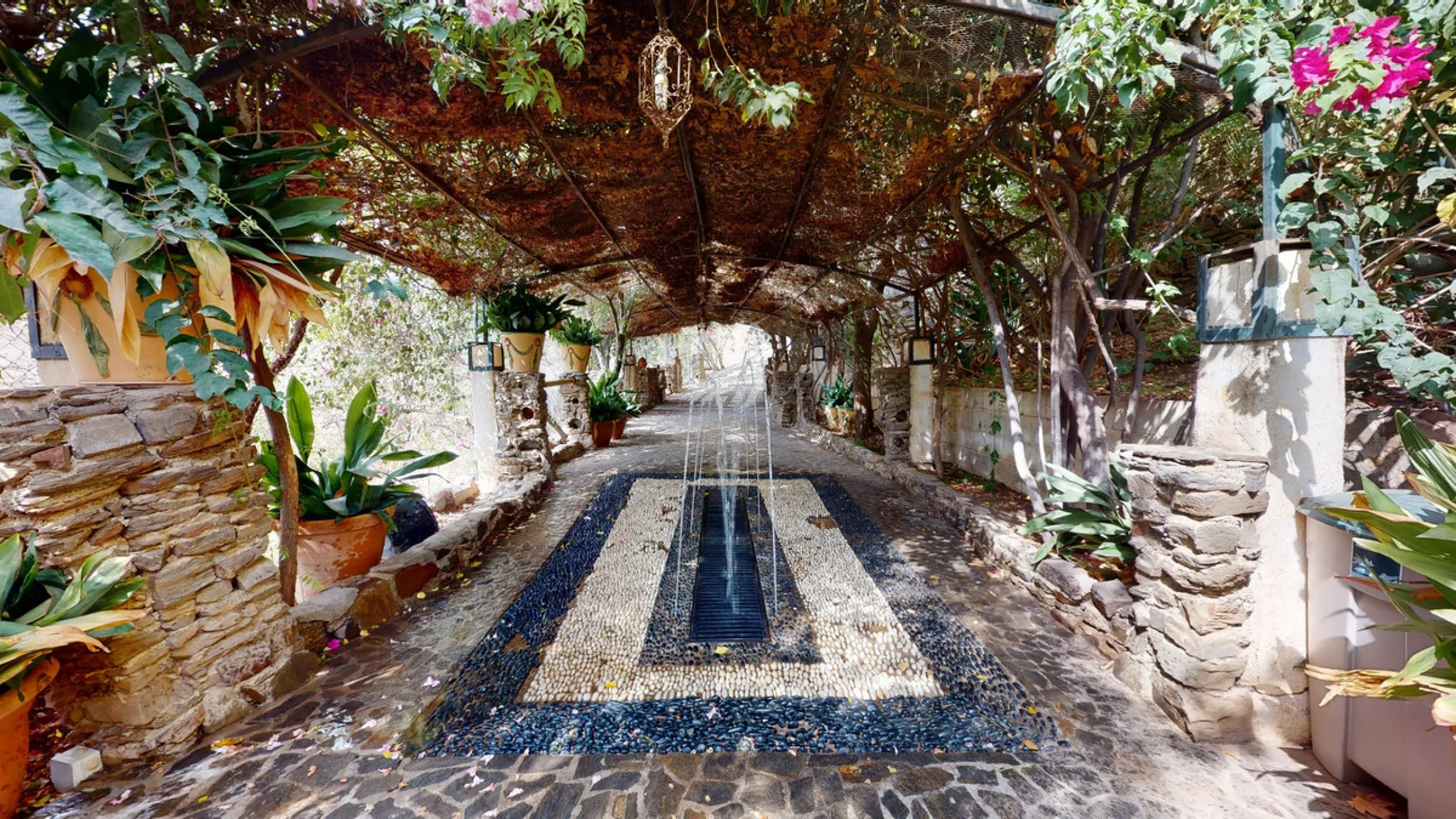A property with charm, soul and tradition, surrounded by nature on all four sides and with panoramic views to the southwest, the valley and the surrounding mountains. It consists of two floors. The current owner built it to his liking in 1996, with top qu