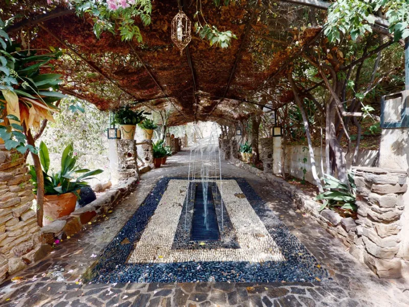 A property with charm, soul and tradition, surrounded by nature on all four sides and with panoramic views to the southwest, the valley and the surrounding mountains. It consists of two floors. The current owner built it to his liking in 1996, with top qu