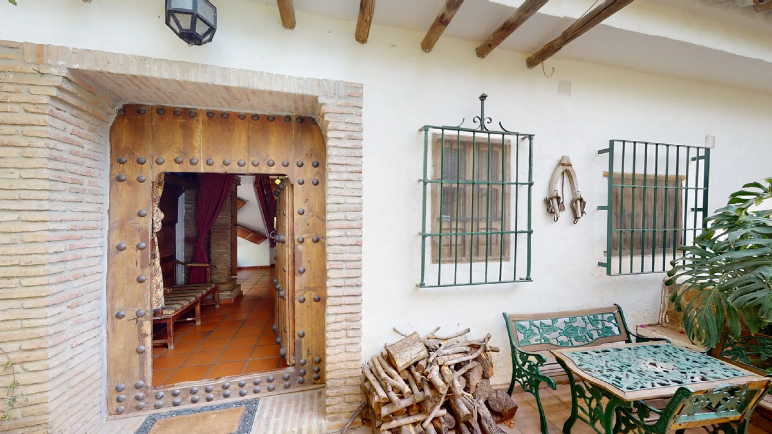 A property with charm, soul and tradition, surrounded by nature on all four sides and with panoramic views to the southwest, the valley and the surrounding mountains. It consists of two floors. The current owner built it to his liking in 1996, with top qu