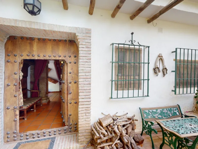 A property with charm, soul and tradition, surrounded by nature on all four sides and with panoramic views to the southwest, the valley and the surrounding mountains. It consists of two floors. The current owner built it to his liking in 1996, with top qu