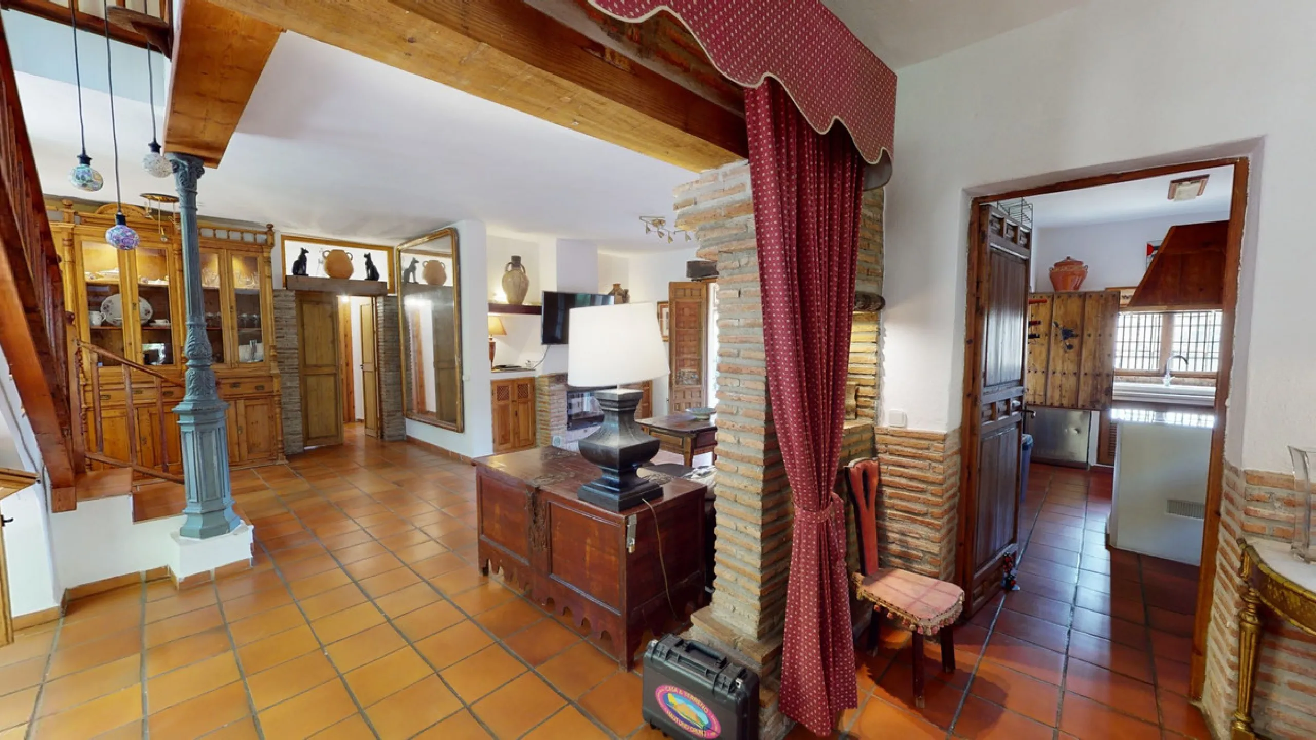 A property with charm, soul and tradition, surrounded by nature on all four sides and with panoramic views to the southwest, the valley and the surrounding mountains. It consists of two floors. The current owner built it to his liking in 1996, with top qu