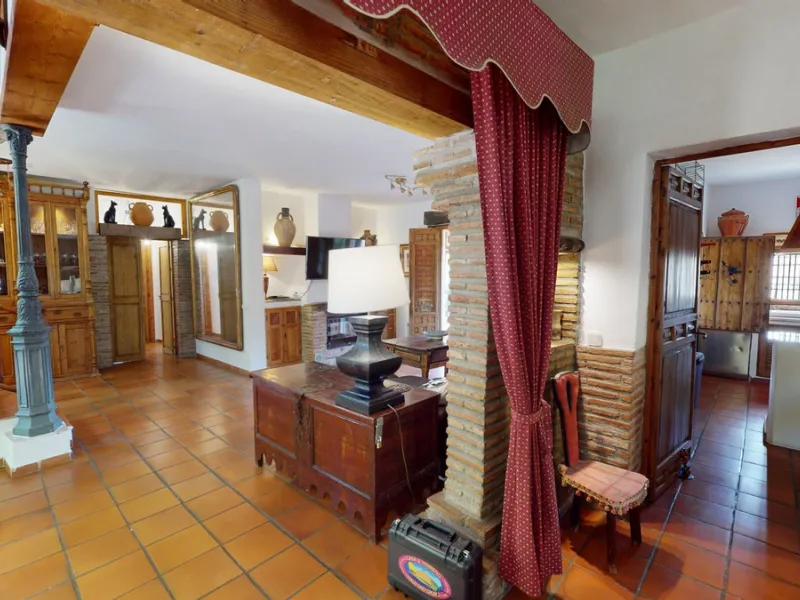 A property with charm, soul and tradition, surrounded by nature on all four sides and with panoramic views to the southwest, the valley and the surrounding mountains. It consists of two floors. The current owner built it to his liking in 1996, with top qu