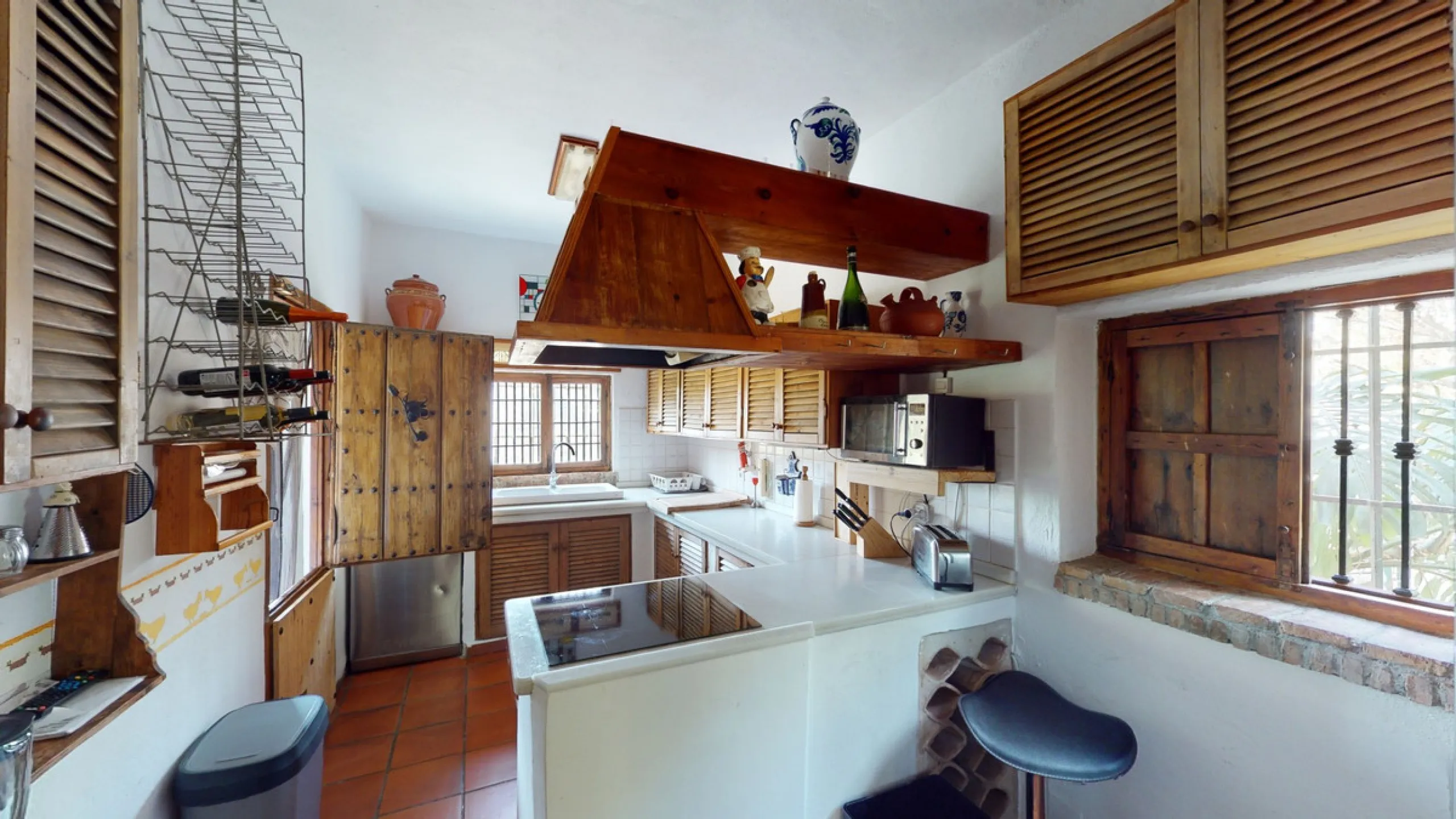 A property with charm, soul and tradition, surrounded by nature on all four sides and with panoramic views to the southwest, the valley and the surrounding mountains. It consists of two floors. The current owner built it to his liking in 1996, with top qu