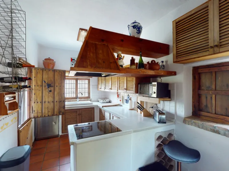 A property with charm, soul and tradition, surrounded by nature on all four sides and with panoramic views to the southwest, the valley and the surrounding mountains. It consists of two floors. The current owner built it to his liking in 1996, with top qu