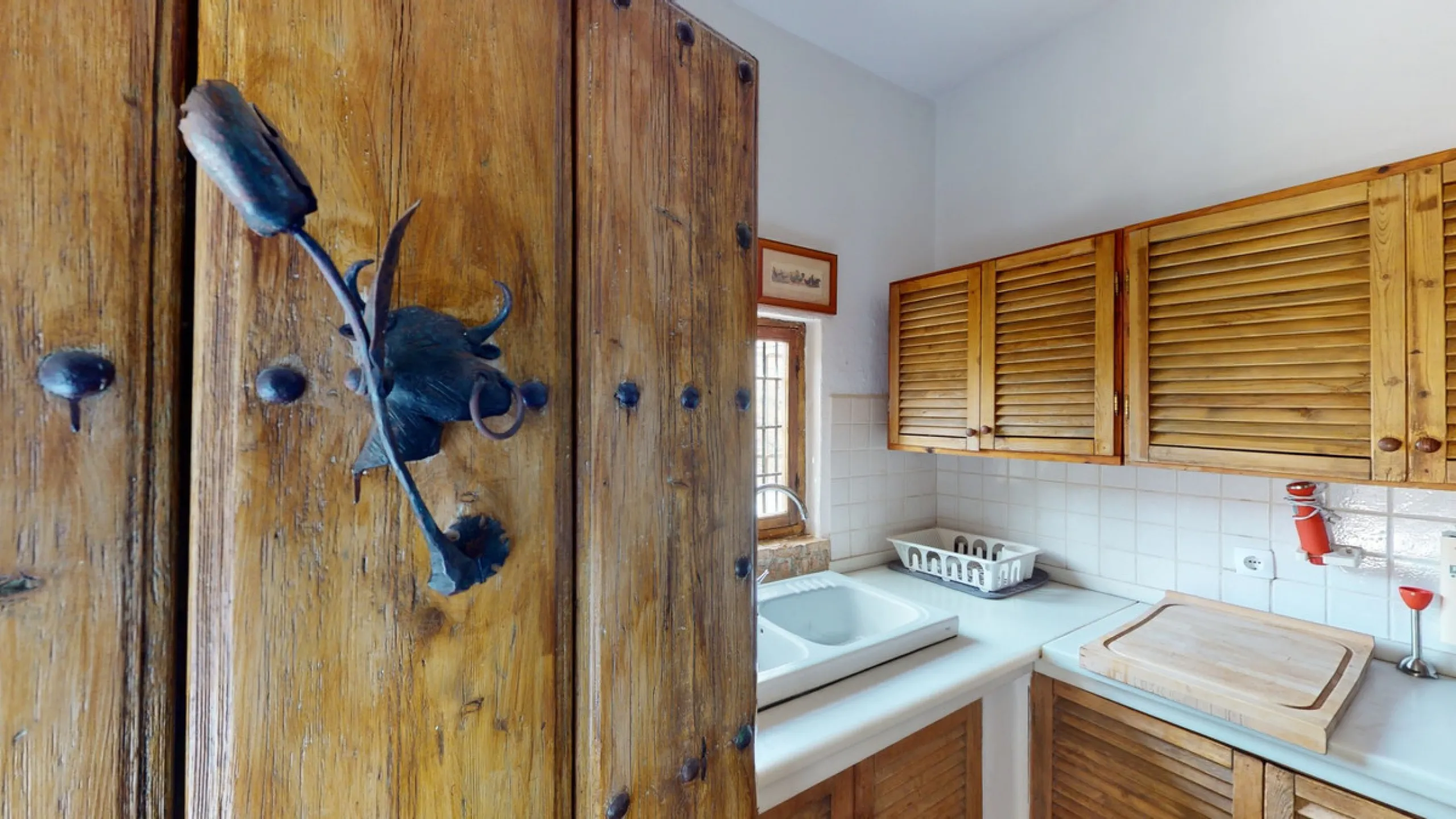 A property with charm, soul and tradition, surrounded by nature on all four sides and with panoramic views to the southwest, the valley and the surrounding mountains. It consists of two floors. The current owner built it to his liking in 1996, with top qu