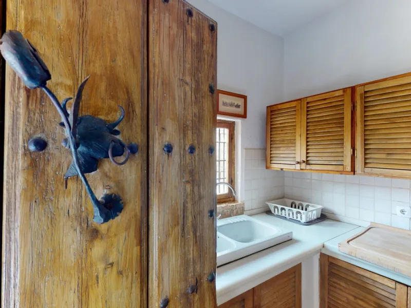 A property with charm, soul and tradition, surrounded by nature on all four sides and with panoramic views to the southwest, the valley and the surrounding mountains. It consists of two floors. The current owner built it to his liking in 1996, with top qu