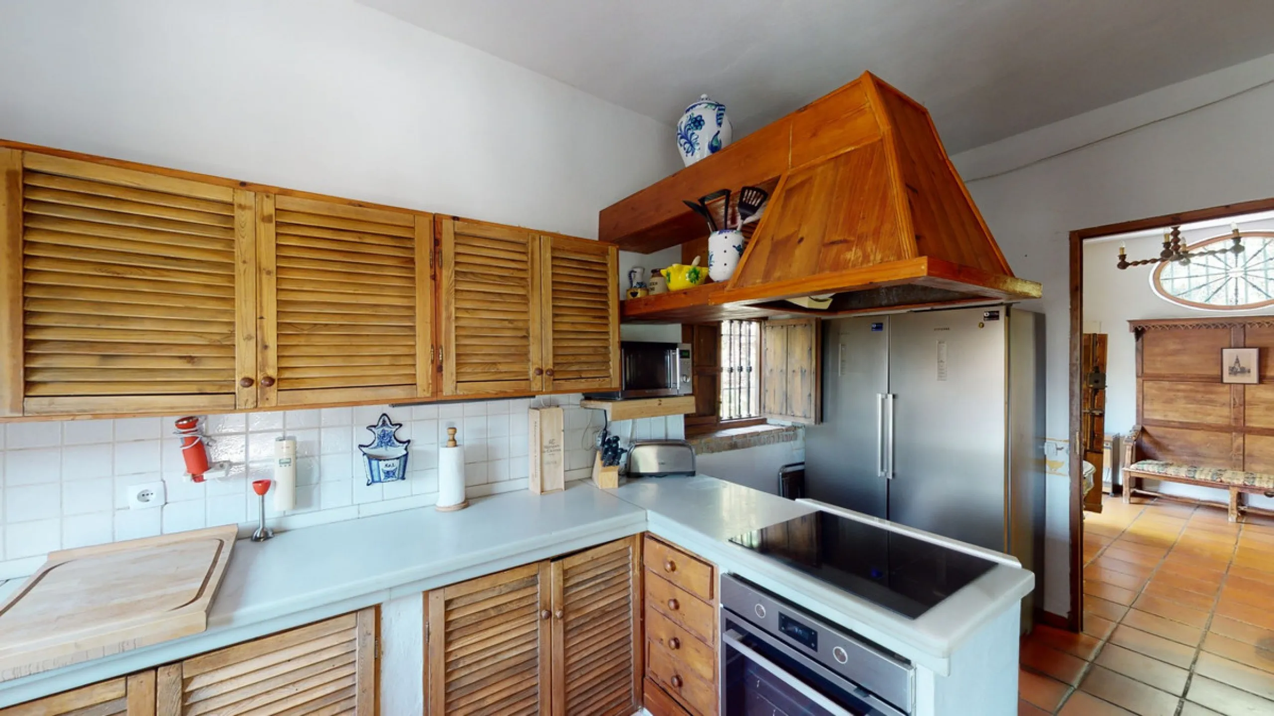 A property with charm, soul and tradition, surrounded by nature on all four sides and with panoramic views to the southwest, the valley and the surrounding mountains. It consists of two floors. The current owner built it to his liking in 1996, with top qu