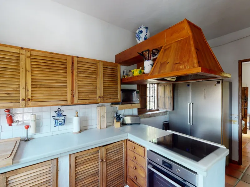 A property with charm, soul and tradition, surrounded by nature on all four sides and with panoramic views to the southwest, the valley and the surrounding mountains. It consists of two floors. The current owner built it to his liking in 1996, with top qu