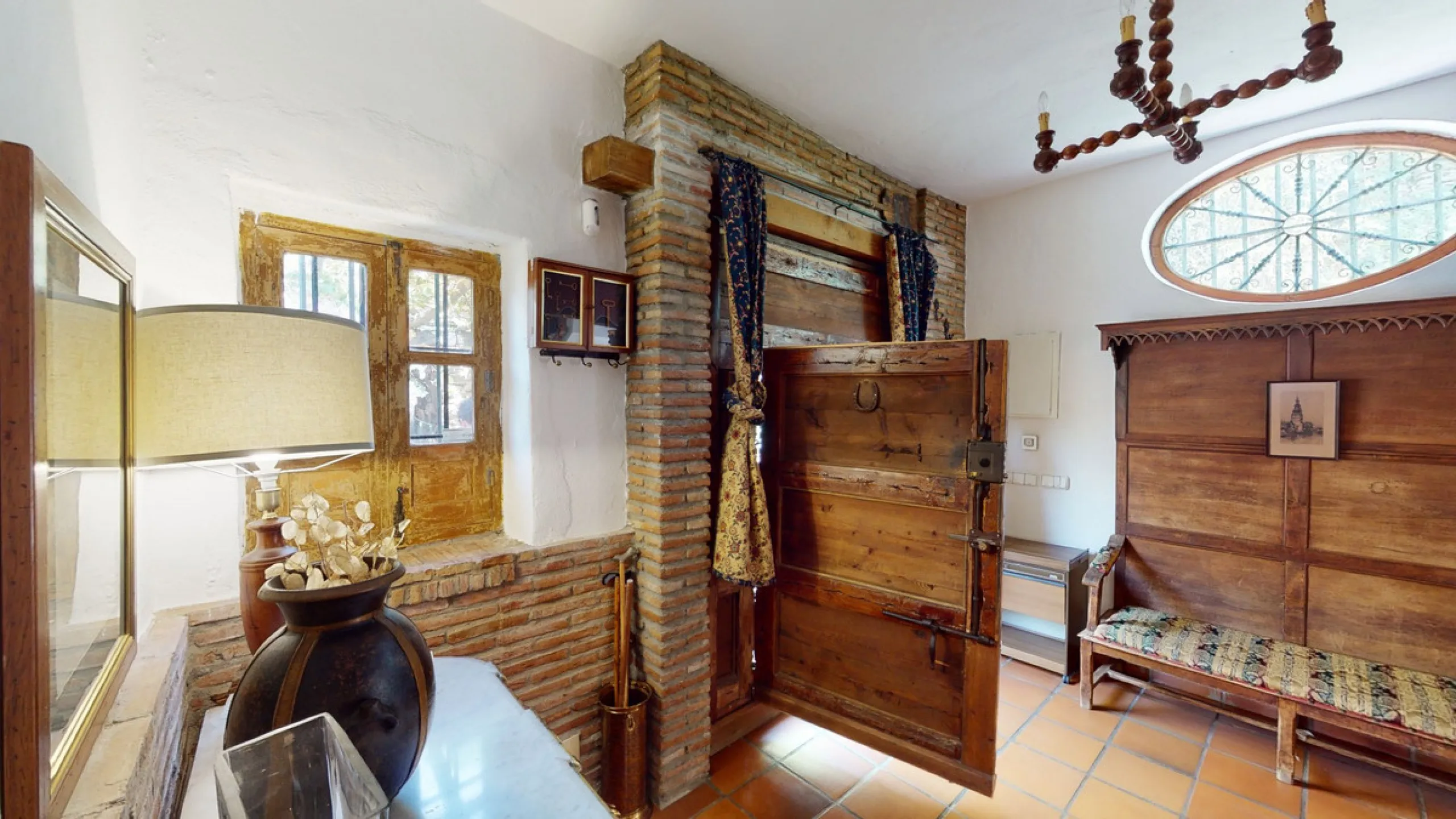 A property with charm, soul and tradition, surrounded by nature on all four sides and with panoramic views to the southwest, the valley and the surrounding mountains. It consists of two floors. The current owner built it to his liking in 1996, with top qu