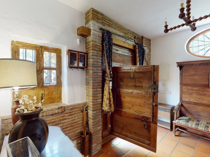 A property with charm, soul and tradition, surrounded by nature on all four sides and with panoramic views to the southwest, the valley and the surrounding mountains. It consists of two floors. The current owner built it to his liking in 1996, with top qu