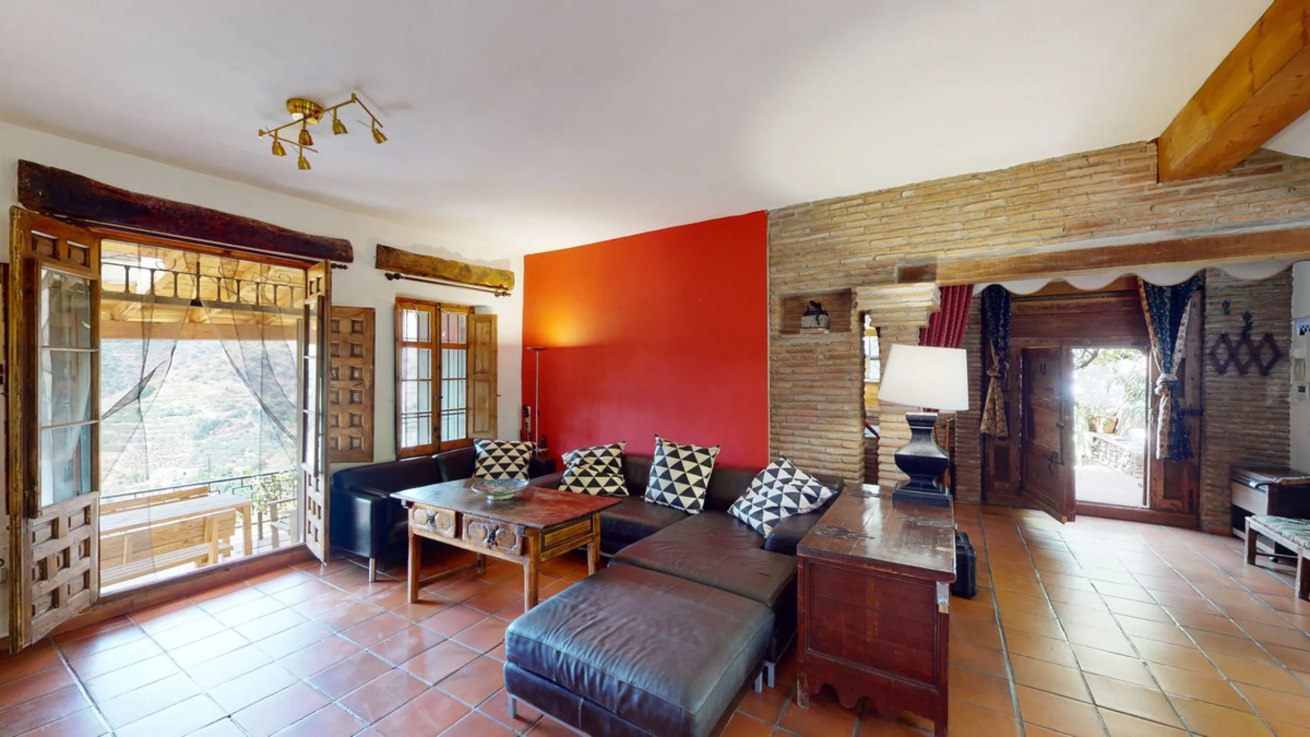A property with charm, soul and tradition, surrounded by nature on all four sides and with panoramic views to the southwest, the valley and the surrounding mountains. It consists of two floors. The current owner built it to his liking in 1996, with top qu