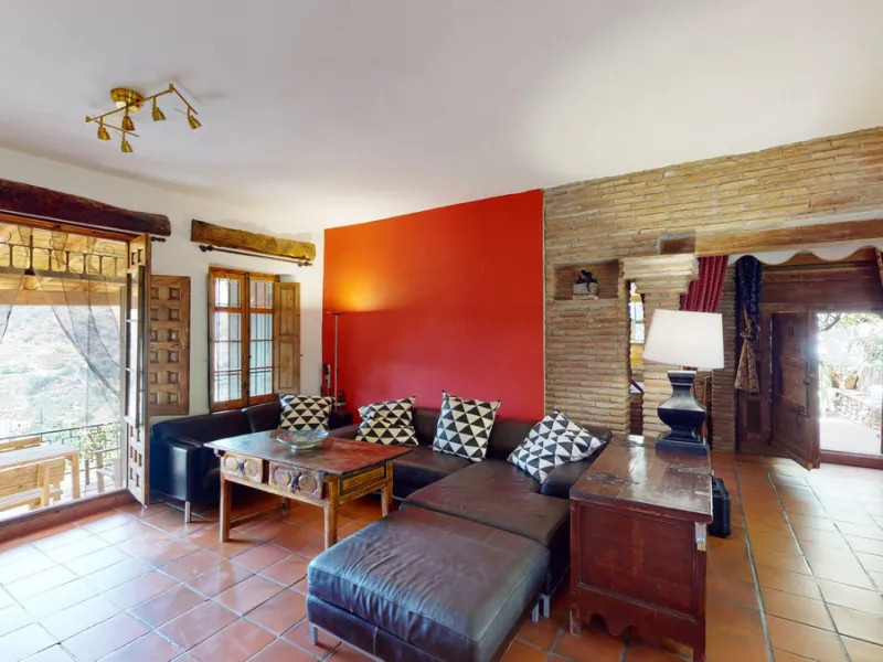 A property with charm, soul and tradition, surrounded by nature on all four sides and with panoramic views to the southwest, the valley and the surrounding mountains. It consists of two floors. The current owner built it to his liking in 1996, with top qu