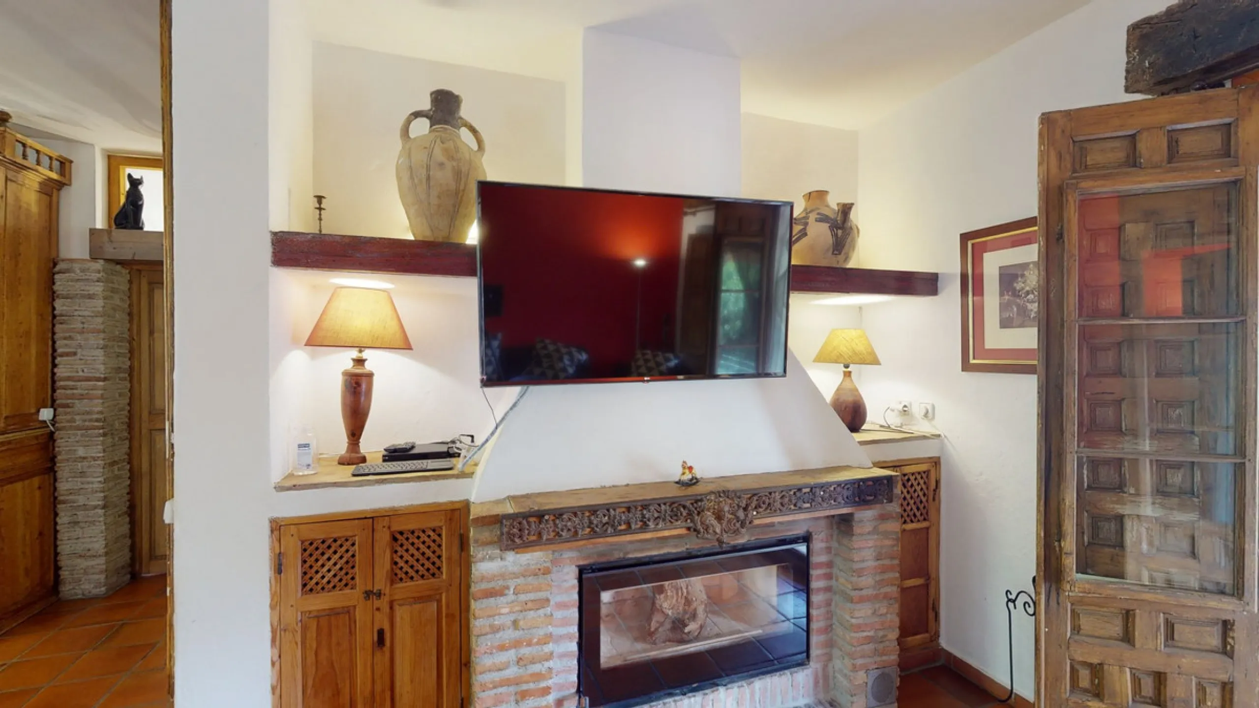 A property with charm, soul and tradition, surrounded by nature on all four sides and with panoramic views to the southwest, the valley and the surrounding mountains. It consists of two floors. The current owner built it to his liking in 1996, with top qu