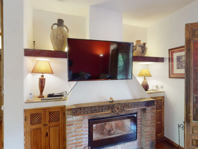 A property with charm, soul and tradition, surrounded by nature on all four sides and with panoramic views to the southwest, the valley and the surrounding mountains. It consists of two floors. The current owner built it to his liking in 1996, with top qu