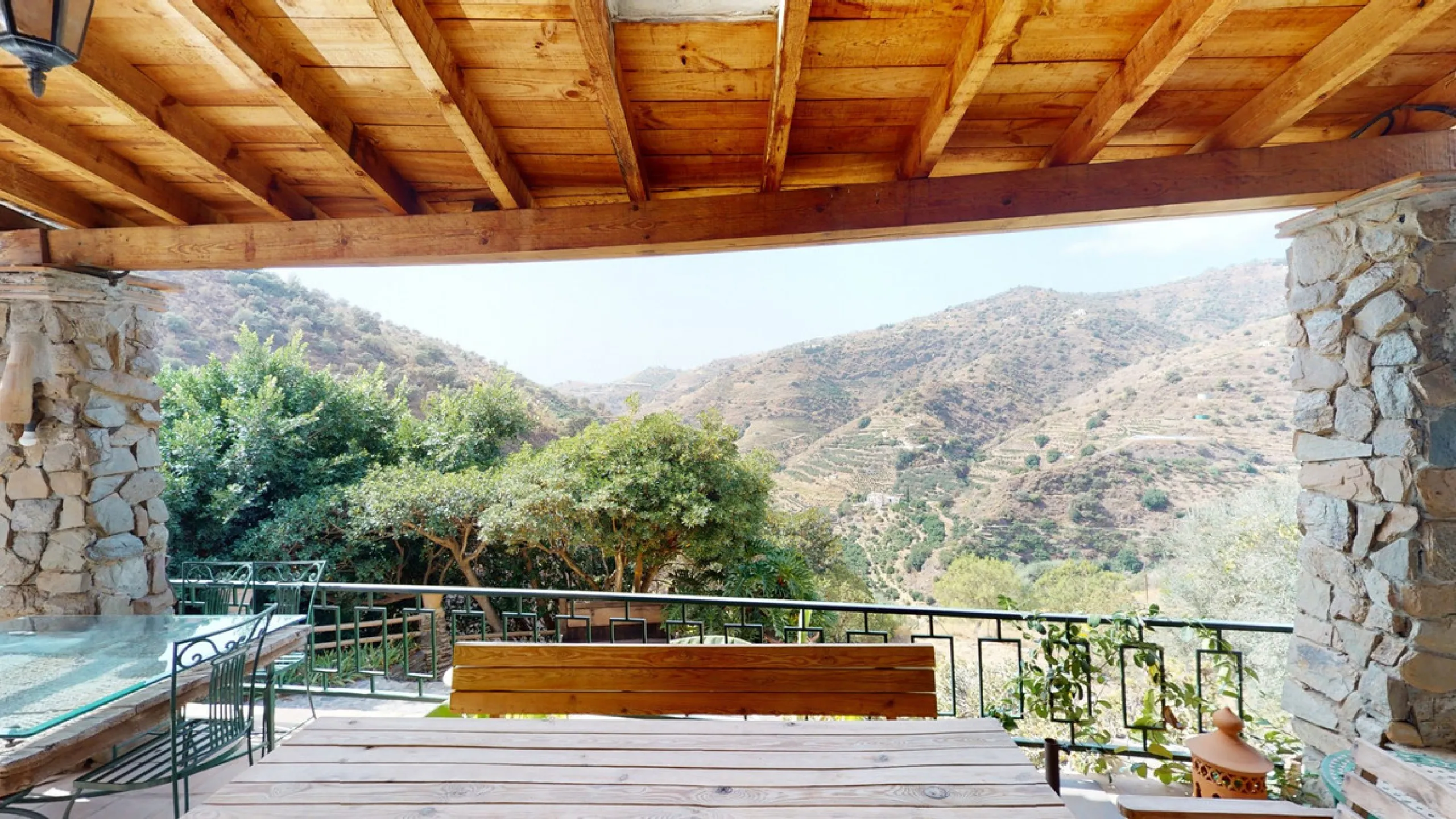 A property with charm, soul and tradition, surrounded by nature on all four sides and with panoramic views to the southwest, the valley and the surrounding mountains. It consists of two floors. The current owner built it to his liking in 1996, with top qu
