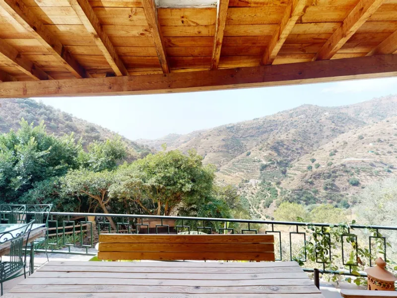 A property with charm, soul and tradition, surrounded by nature on all four sides and with panoramic views to the southwest, the valley and the surrounding mountains. It consists of two floors. The current owner built it to his liking in 1996, with top qu