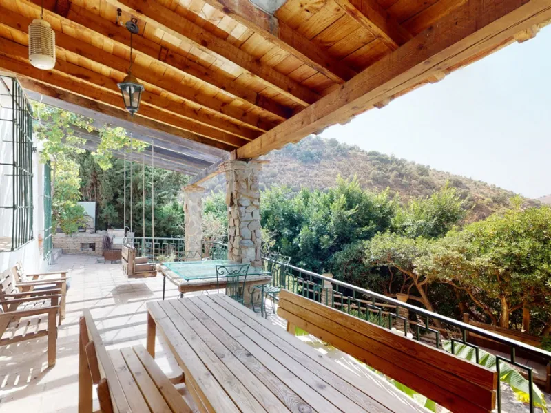 A property with charm, soul and tradition, surrounded by nature on all four sides and with panoramic views to the southwest, the valley and the surrounding mountains. It consists of two floors. The current owner built it to his liking in 1996, with top qu