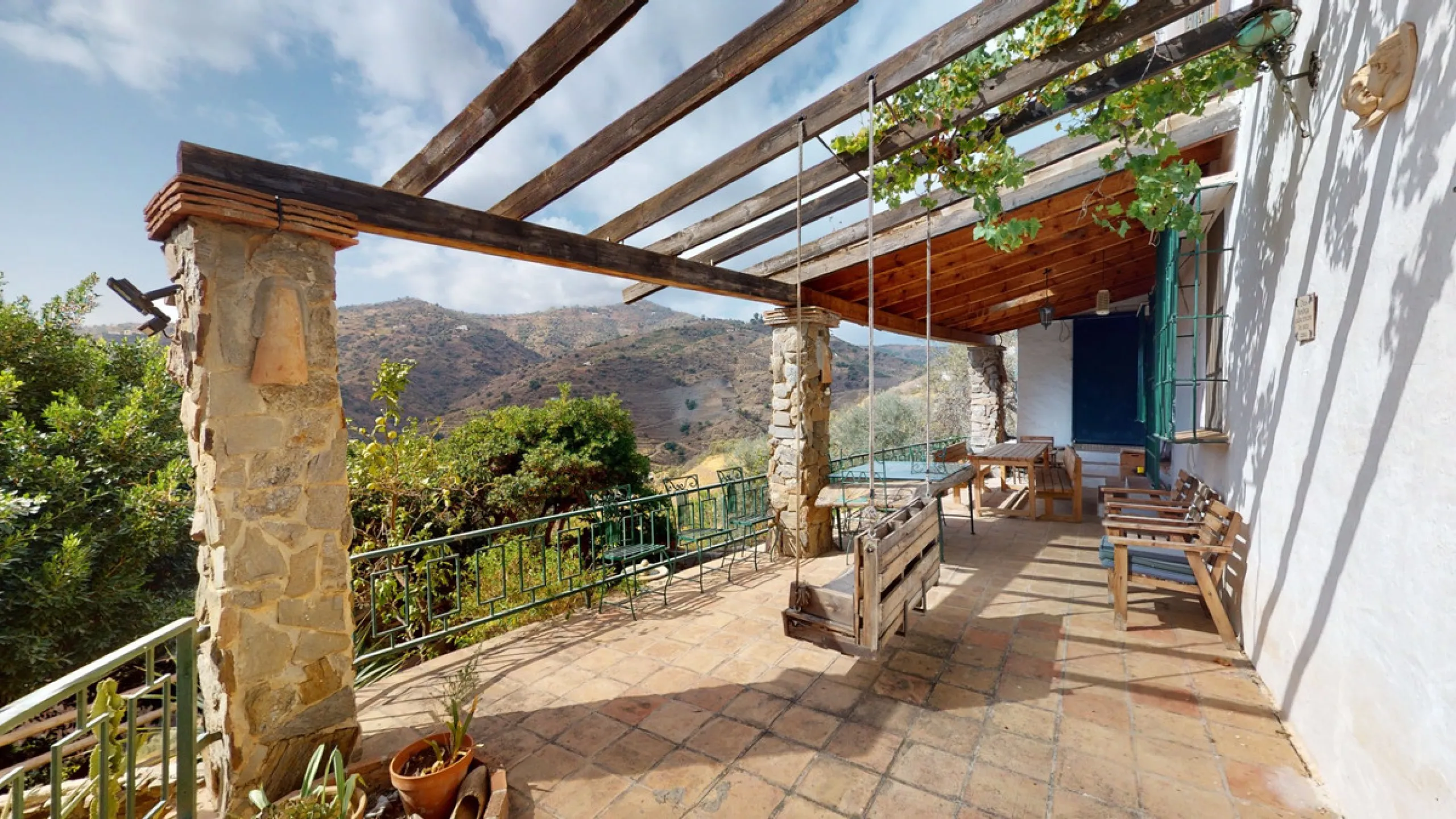 A property with charm, soul and tradition, surrounded by nature on all four sides and with panoramic views to the southwest, the valley and the surrounding mountains. It consists of two floors. The current owner built it to his liking in 1996, with top qu