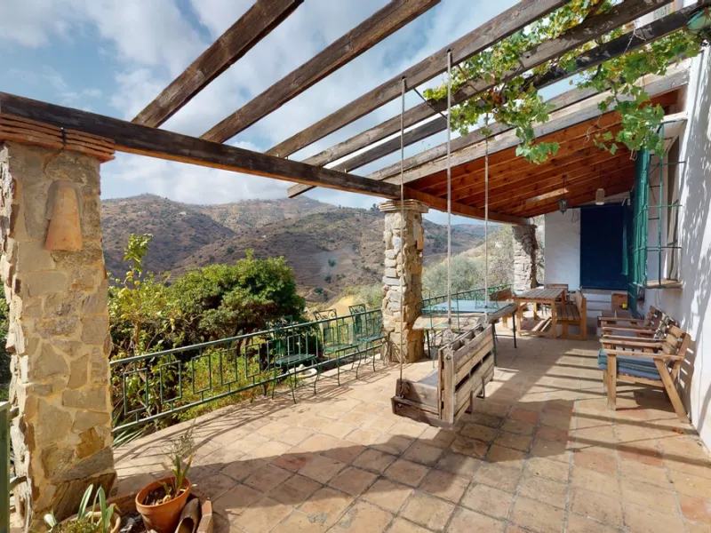 A property with charm, soul and tradition, surrounded by nature on all four sides and with panoramic views to the southwest, the valley and the surrounding mountains. It consists of two floors. The current owner built it to his liking in 1996, with top qu