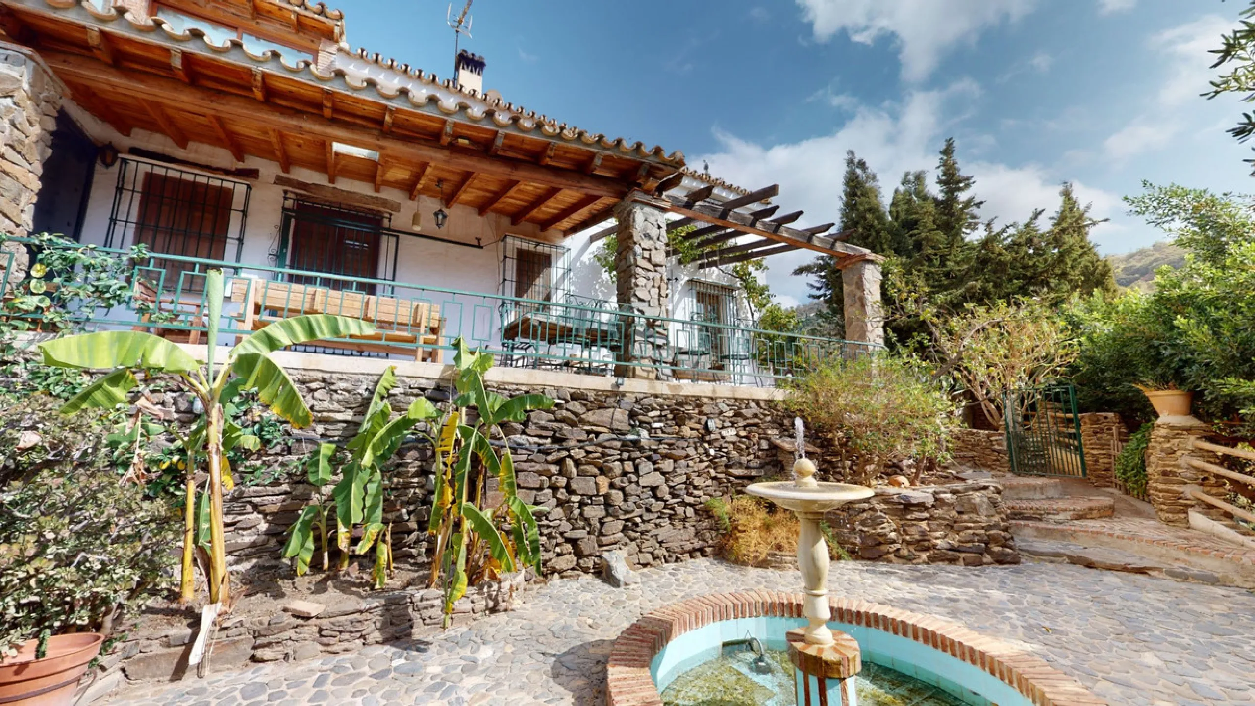 A property with charm, soul and tradition, surrounded by nature on all four sides and with panoramic views to the southwest, the valley and the surrounding mountains. It consists of two floors. The current owner built it to his liking in 1996, with top qu